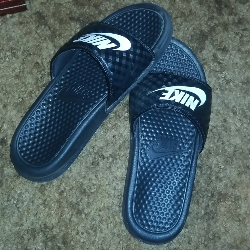 Classic Nike Slides - Picture 1 of 4
